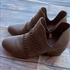Universal thread booties